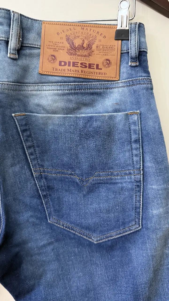 Jeans Diesel azul, corte recto, con etiqueta de cuero en la parte trasera. Un clásico para cualquier ocasión.