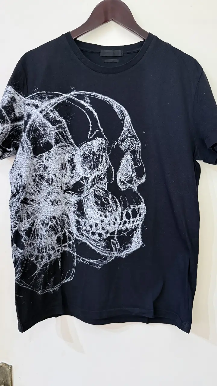 Remera negra de hombre con estampado de calavera en color blanco. Diseño artístico y llamativo, ideal para un look casual y con onda.