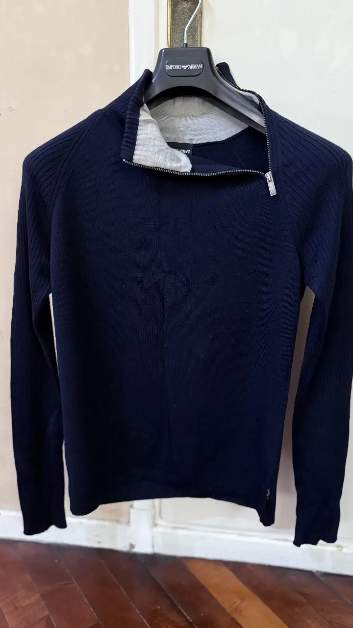 Sweater de hombre azul marino con cierre en el cuello. Diseño liso con detalle del logo de la marca en la espalda. Ideal para un look casual y abrigado.