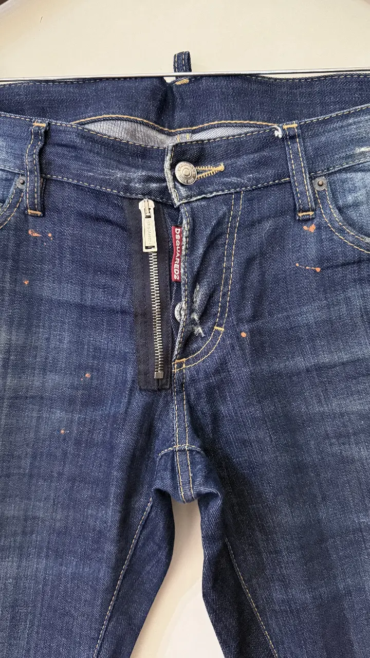 Jeans Dsquared2 de hombre, azul oscuro, con detalles de roturas y manchas. Talle 48.