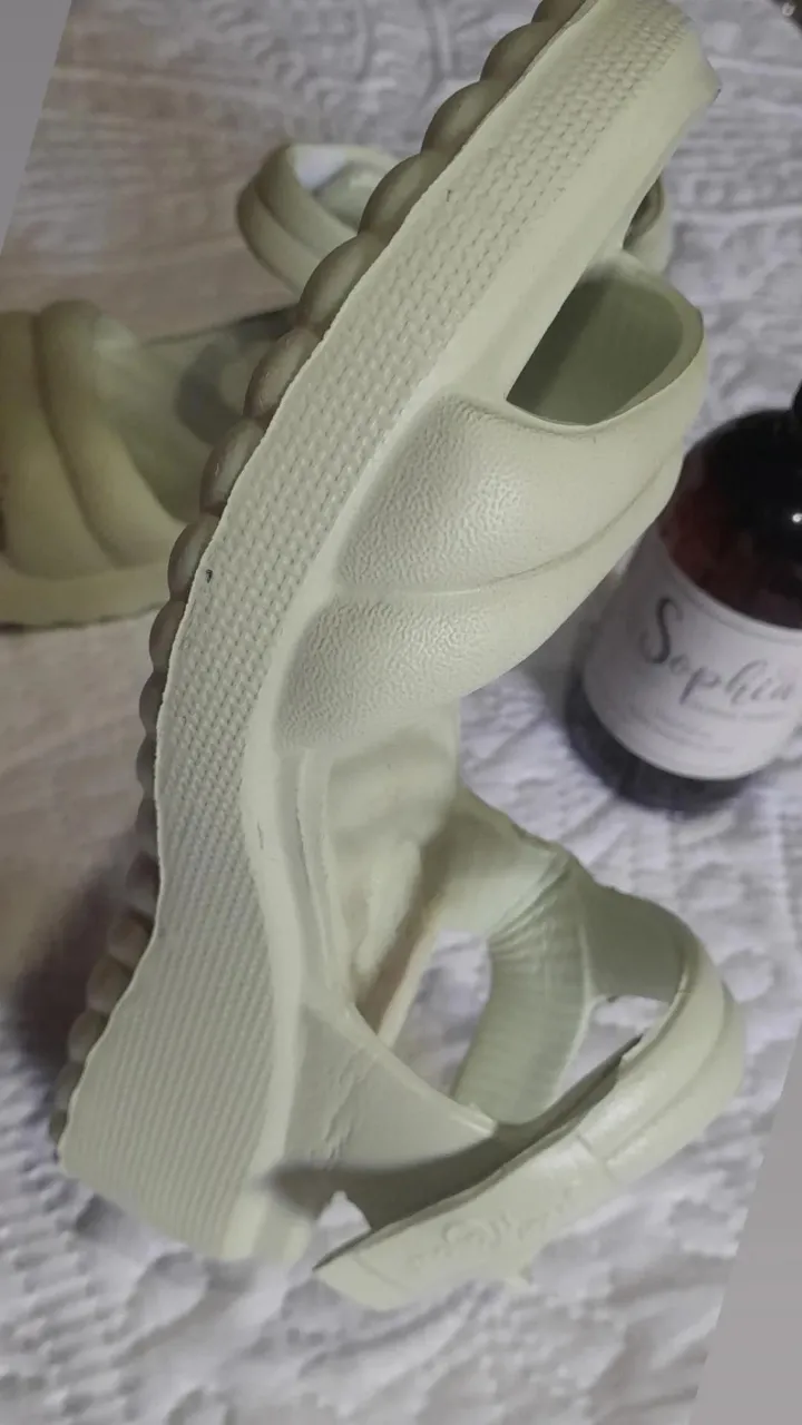 Sandalias de goma color crudo, estilo casual, ideales para el verano. Marca Piccadilly, talle 35.