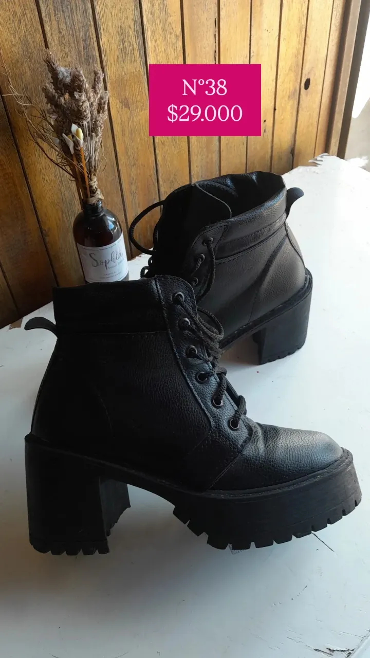 Botines negros de cuero con plataforma y cordones. Talle 38. Ideales para un look urbano y moderno.