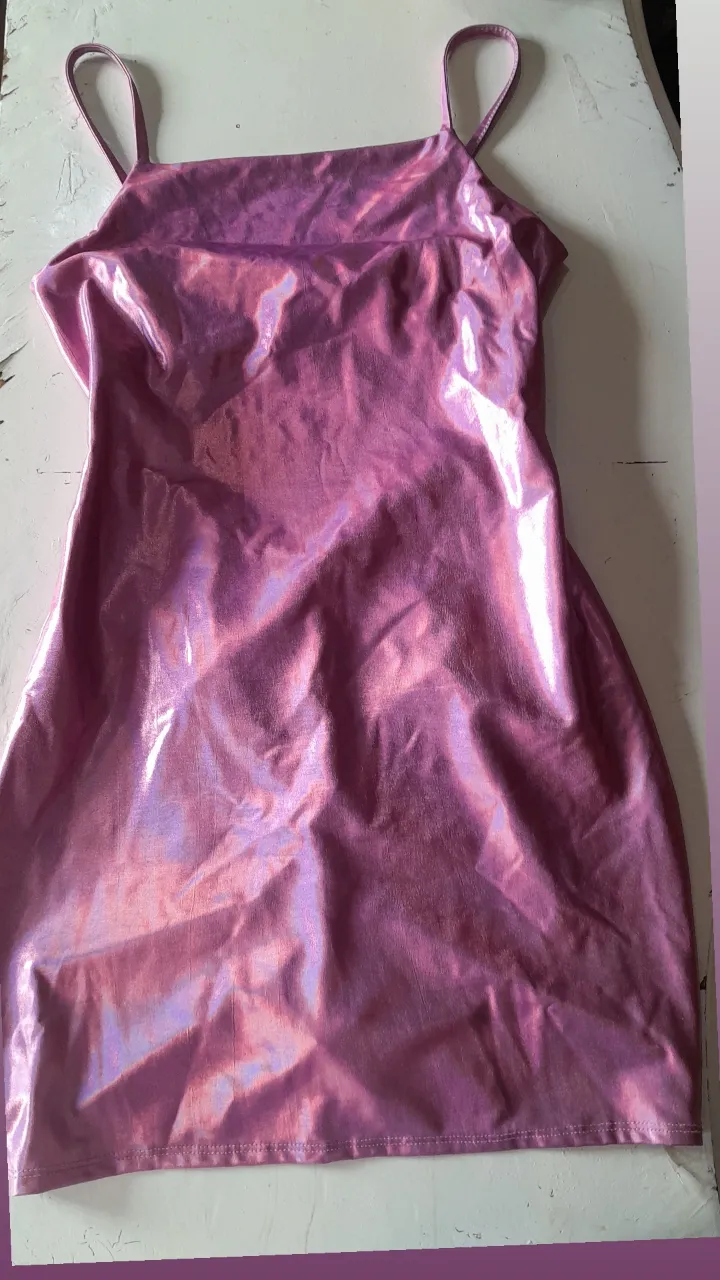 Vestido mini de fiesta, color rosa metalizado, con espalda descubierta y frunces en la parte delantera. Ideal para eventos y salidas.