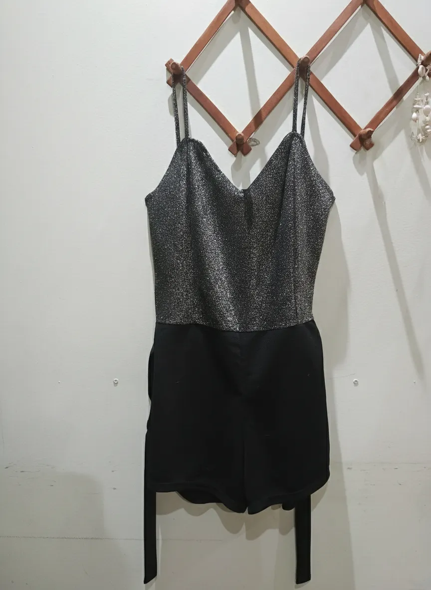 Mono corto plateado brilloso con short negro y tiras negras para atar. Ideal para fiestas o salidas nocturnas.
MEDIDAS DE FRENTE: 
busto: 39cm
cintura: 37cm (cede a 43.5)
cadera: 44cm
largo de manga: 16cm
largo total: 68cm
detalles de la prenda: cuenta con tiras finas y escote corazón (ideal para realzar el busto y estilizar la figura) yy además cuenta con un forrado interno negro liso por lo cual NO transparenta!!
• estado: 1 uso y sin detalles. 