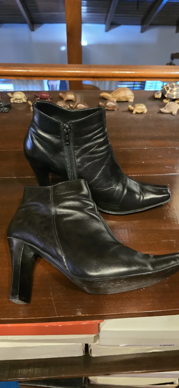 Botitas de cuero negras con taco y cierre lateral.