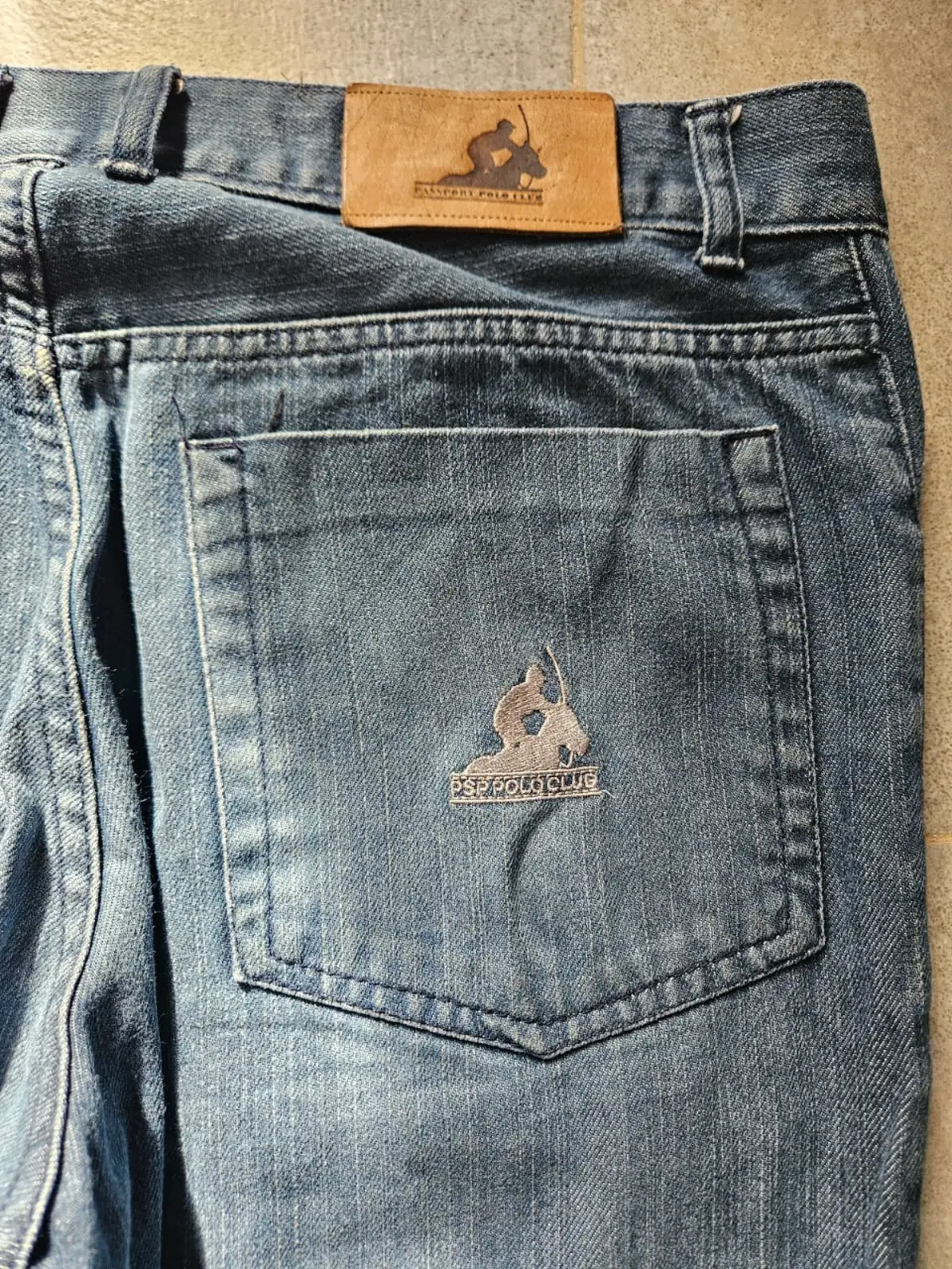 Jeans de hombre, corte recto, color azul. Posee dos bolsillos traseros con detalle de bordado y etiqueta de la marca en la cintura.