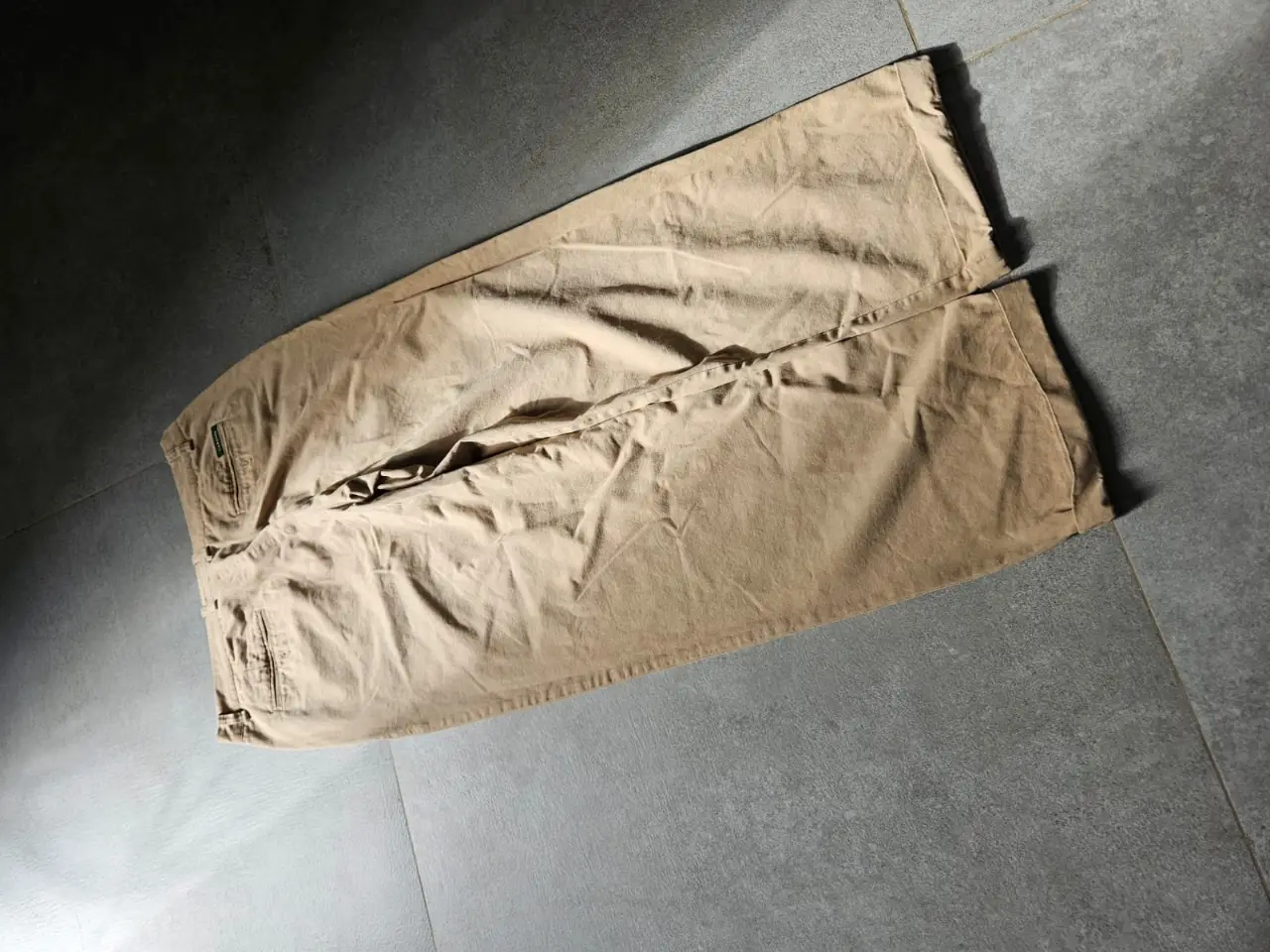 Pantalón color khaki para hombre, con múltiples bolsillos y etiqueta de la marca Cardon. Ideal para un look utilitario y casual.