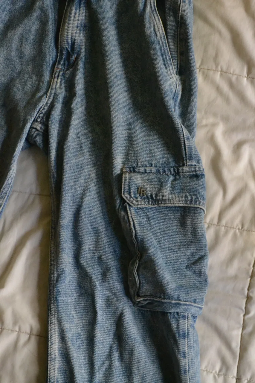 Pantalón cargo de FRERÉS de jean azul claro, con bolsillos laterales y traseros. De talle 38. Sin uso.