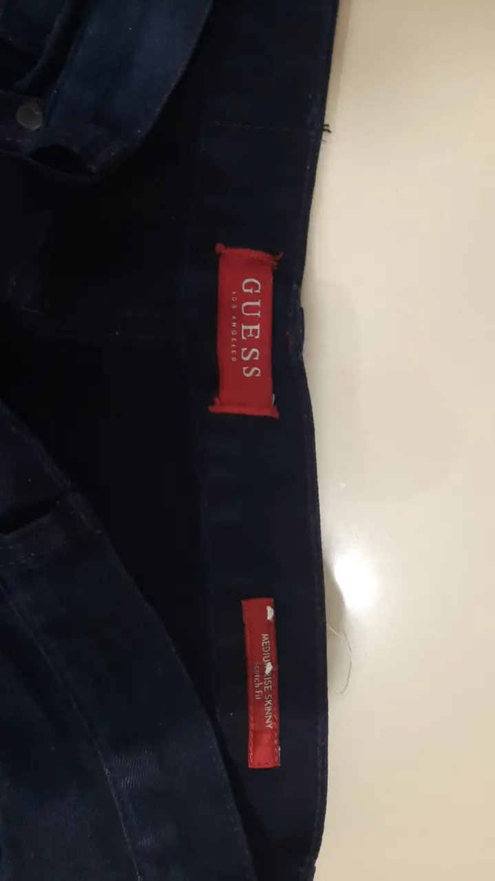 Jeans Guess de hombre, corte recto, color azul oscuro. Talle regular, ideal para un look casual y moderno. Confeccionado en jean de alta calidad, este pantalón ofrece comodidad y estilo. Perfecto para combinar con remeras, camisas o sweaters. talle M