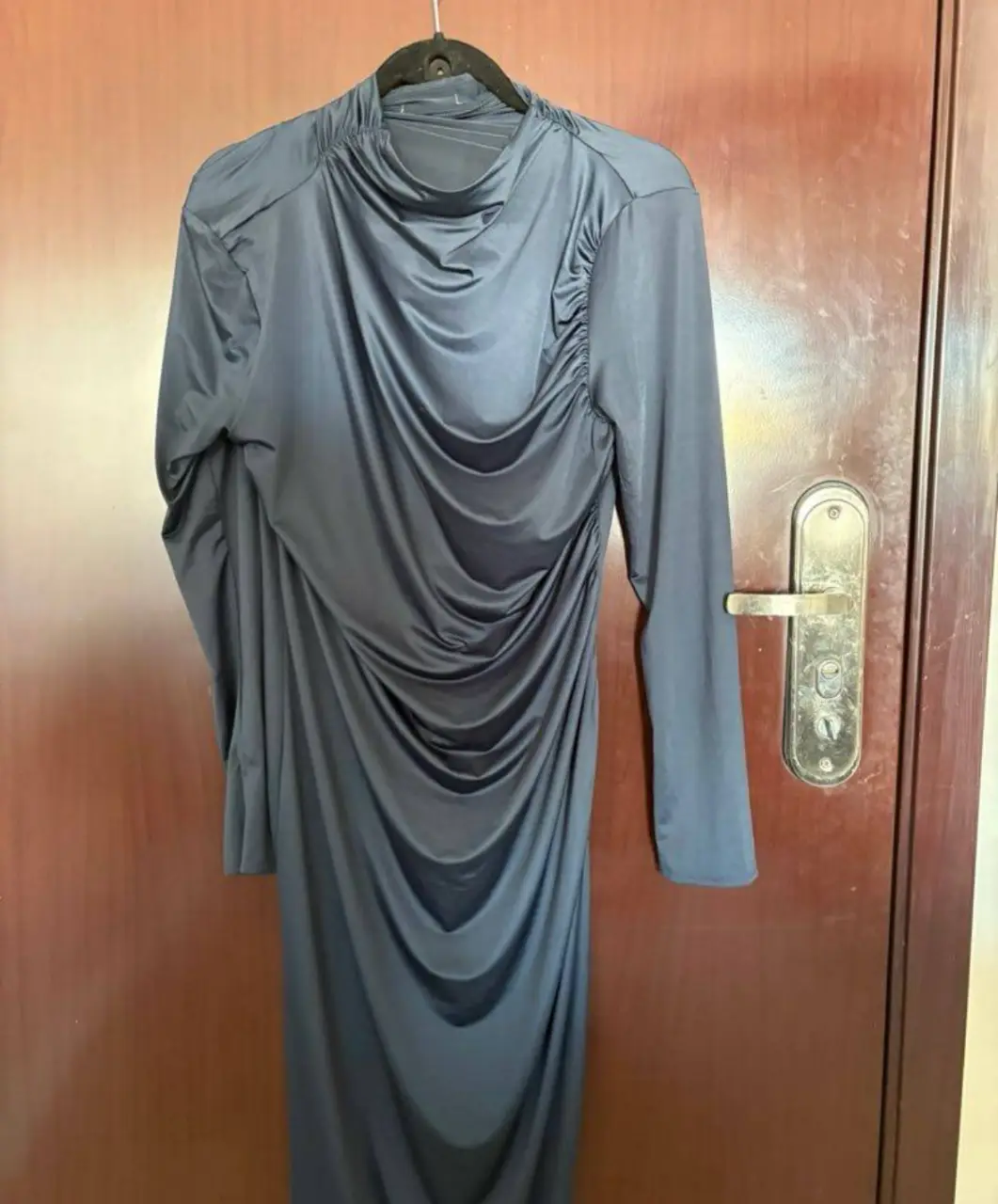 Vestido midi azul marino de H&M, con cuello alto y drapeado. Talle XL, ideal para una ocasión especial o para un look elegante. Nuevo con etiqueta!