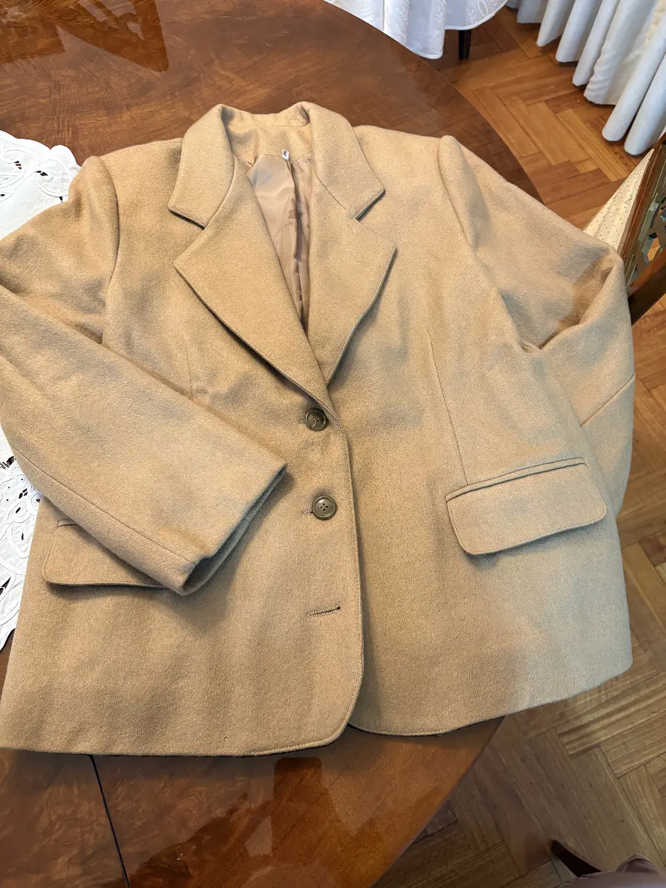 Blazer de mujer color marrón claro, con dos botones y bolsillos delanteros. Ideal para un look elegante y sofisticado. talle 3