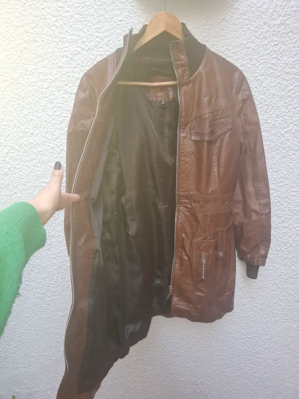 Campera de cuero marrón con cierre y bolsillos. Ideal para un look casual y canchero.Es una campera larga de largo mide 1.20