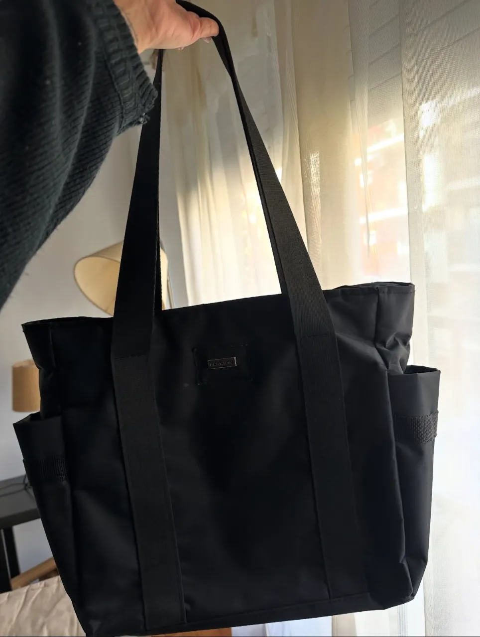 Bolso tote negro, hay qué arreglar forreria por dentro