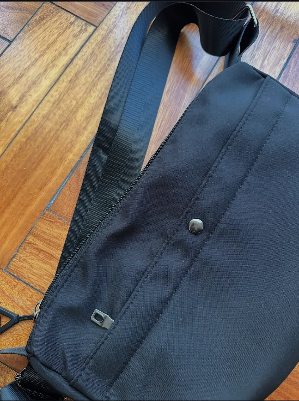 Bandolera negra, solo 3 usos 