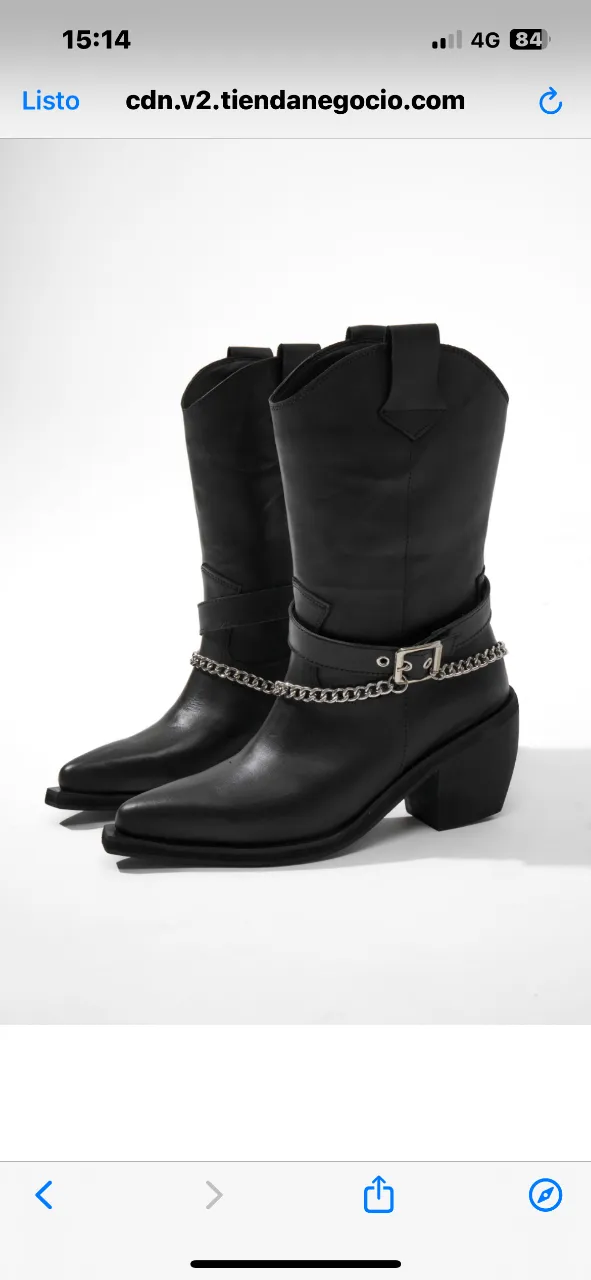 Botas de caña alta 23 cm / de cuero negro con detalles de cadena plateada y hebilla desmontable . Estilo cowboy, ideales para un look audaz y moderno.