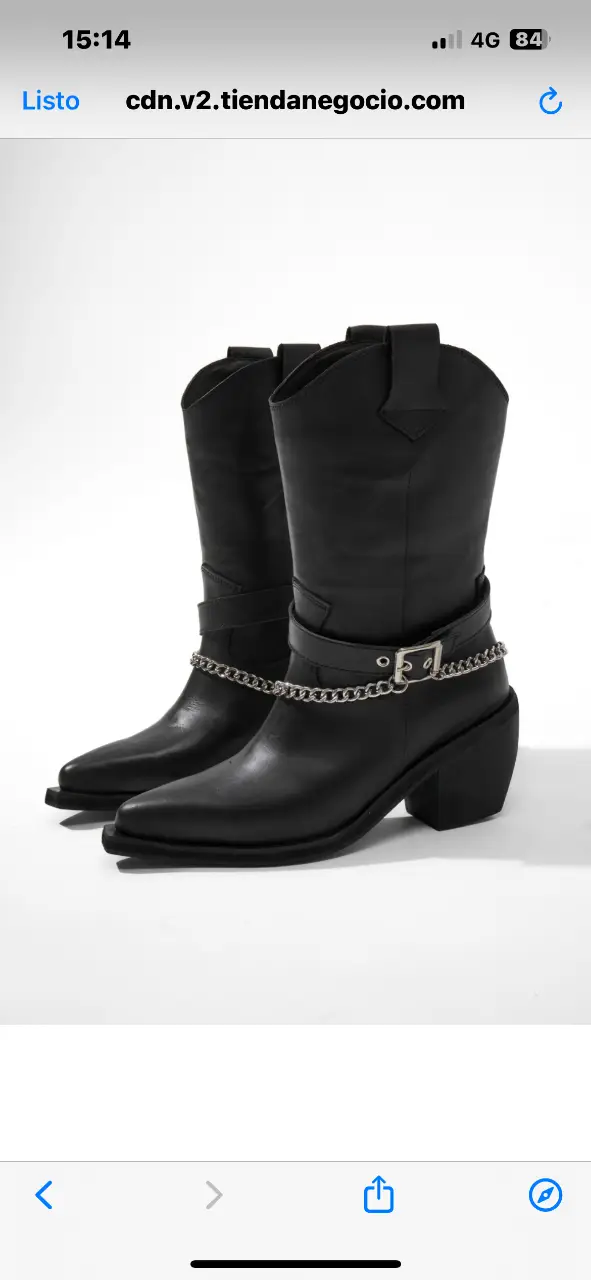 Texana Cuero Vacuno caña  22 cm negras con detalles de cadena plateada y hebilla desmontable y cierre lateral . Estilo cowboy, ideales para un look moderno y audaz.