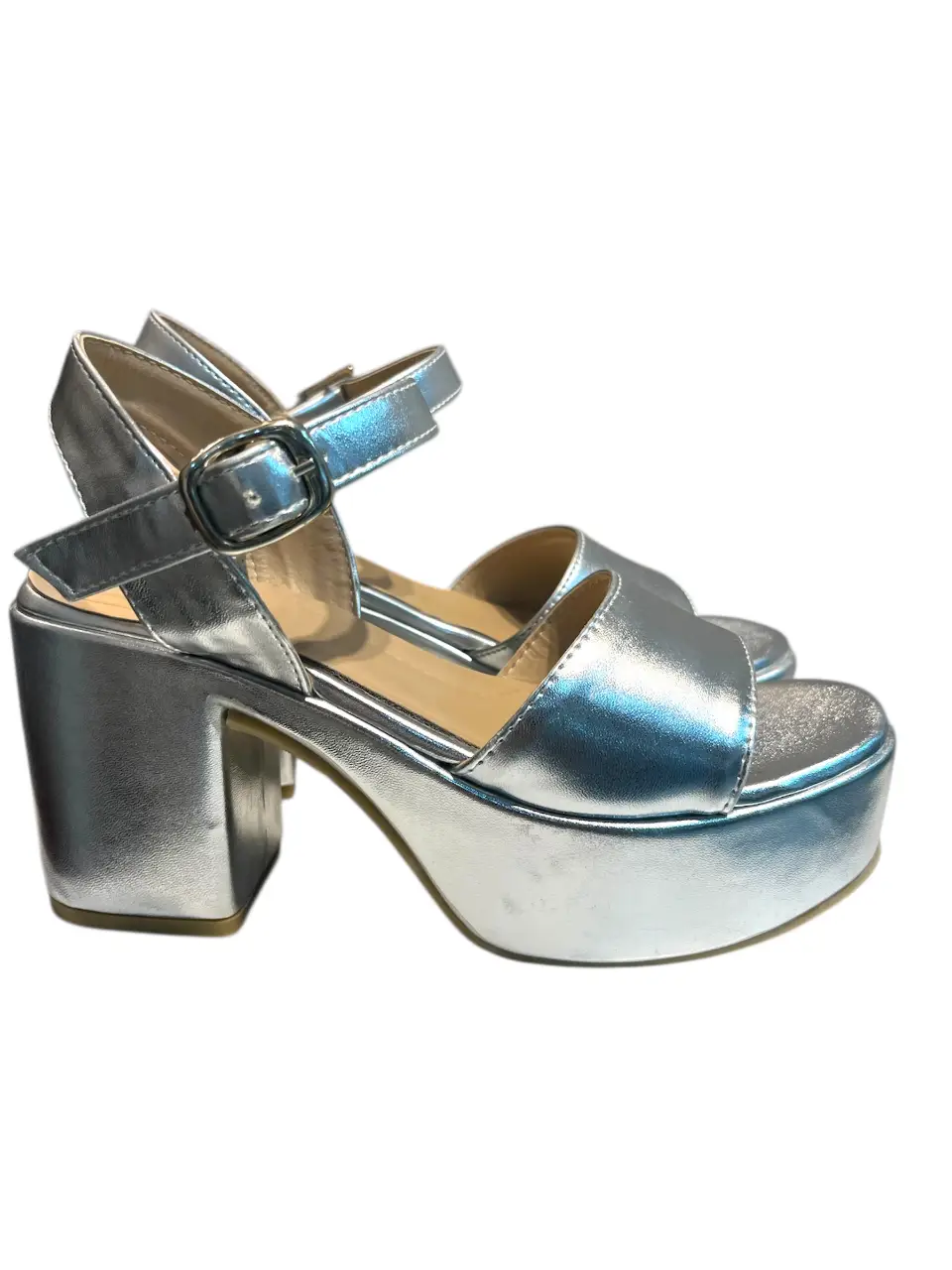 Sandalias plateadas con plataforma y taco  de 8 cm ancho. Ideales para darle un toque moderno y audaz a tus looks de fiesta.