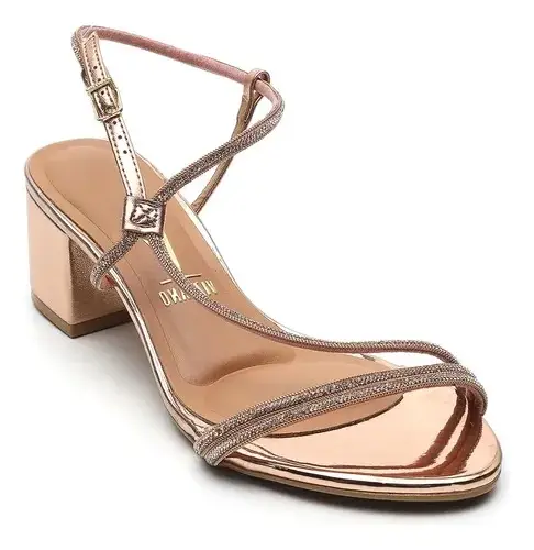 Sandalias Vizzano doradas con taco de 5 cm, plantilla confort y base antideslizante. Ideales para un look elegante y cómodo.