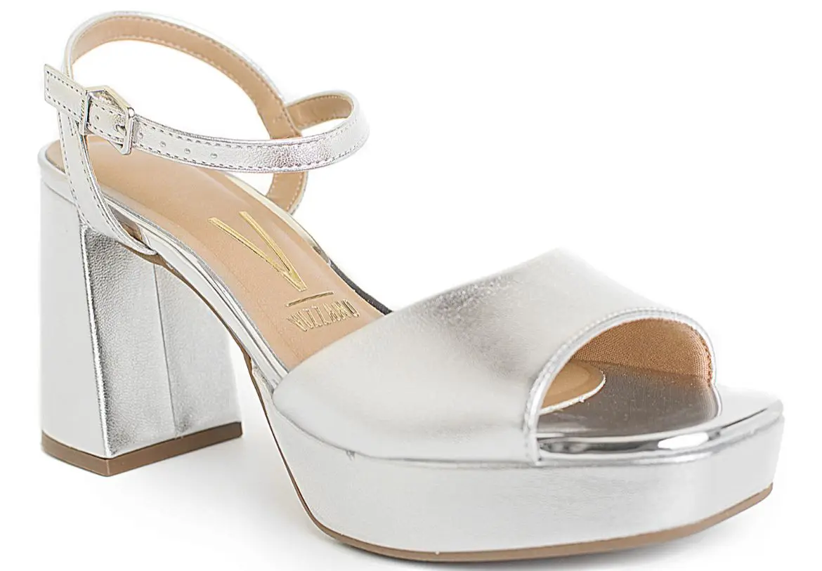 Sandalias de plataforma plateadas con taco ancho  de 9 cm y pulsera en el tobillo. Ideales para fiestas y eventos.