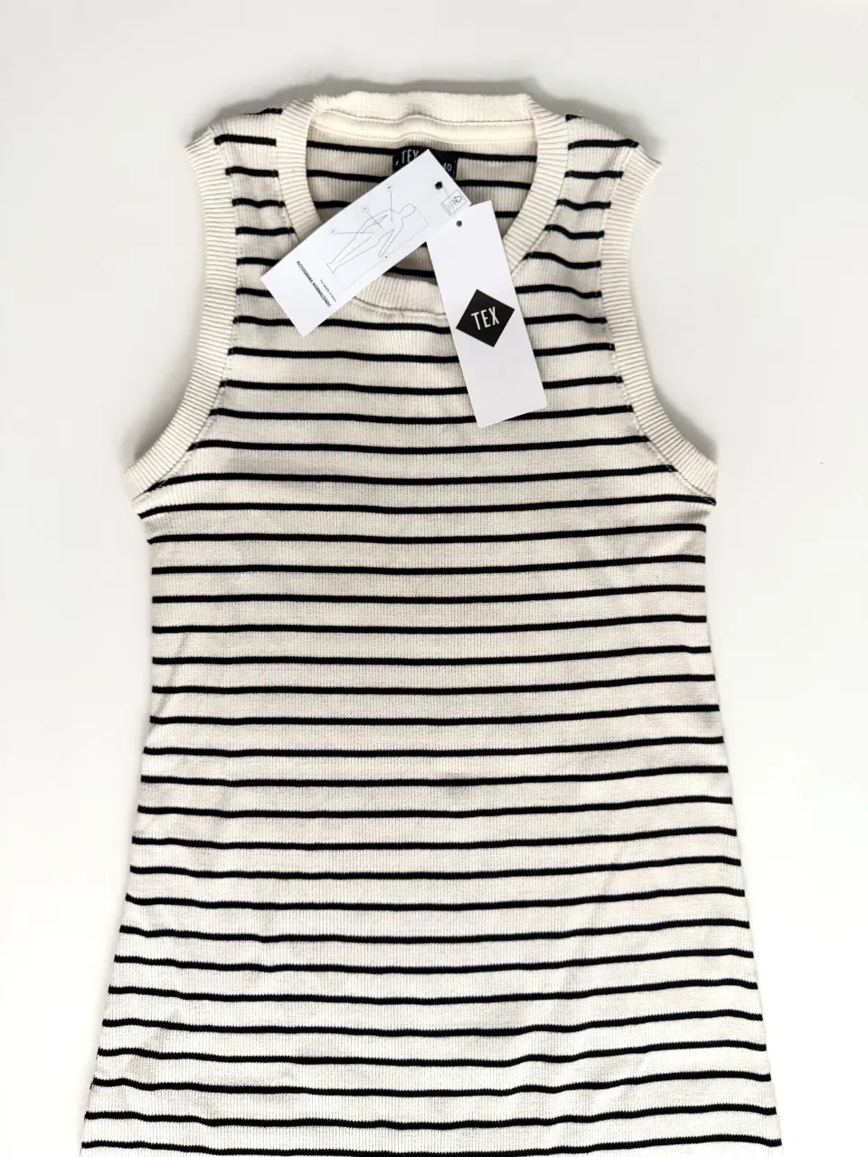 vestido a rayas blancas y negras, ideal para un look casual y fresco. Perfecta para combinar con shorts o jeans. CON ETIQUETA NUEVA 