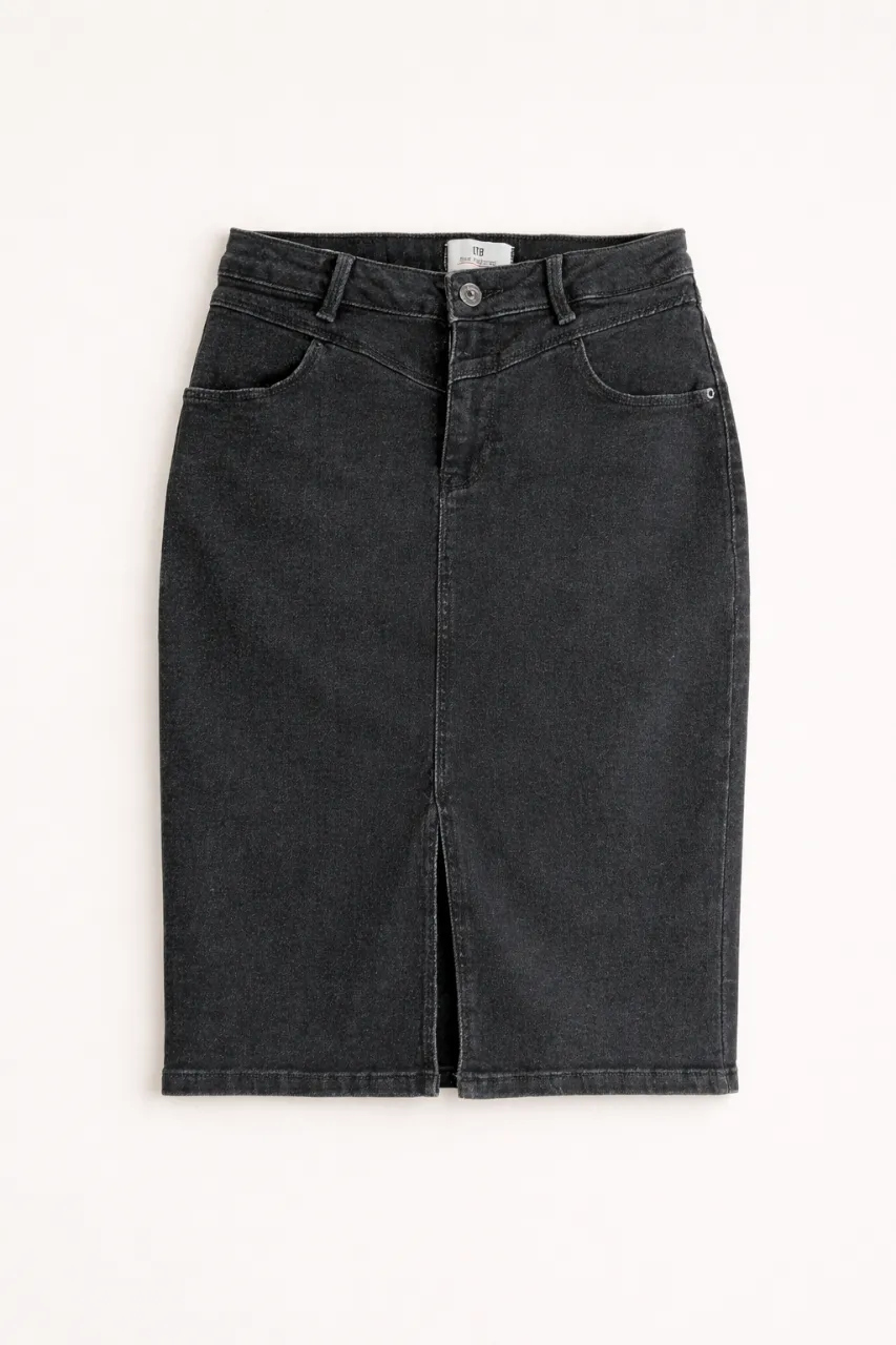 Pollera tubo de jean elastizado  con tajo en el frente. Tiene bolsillos delanteros y traseros. Importada de Turquia