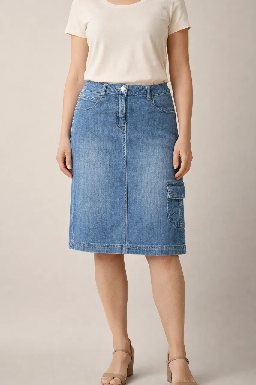 Pollera de jean semi elastizado azul con bolsillos cargo y detalles de costura en otro tono.  Importada marca alemana.