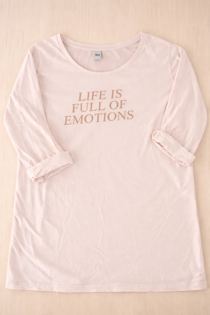 Remera manga 3/4 de algodón color marfil con estampa "LIFE IS FULL OF EMOTIONS" en color beige.