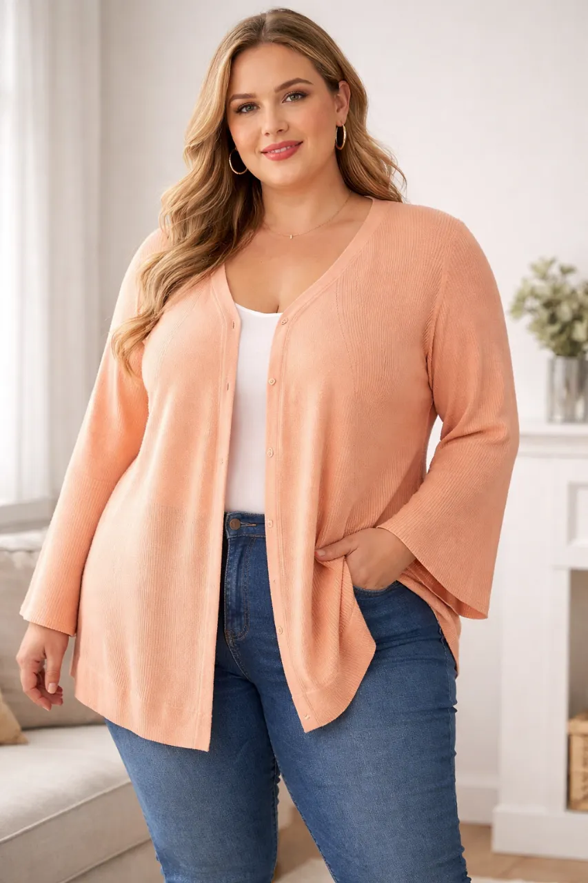 Cardigan de tejido de punto super suave color salmón. Posee cuello en V, manga 3/4 con terminación en volado y botones al frente.