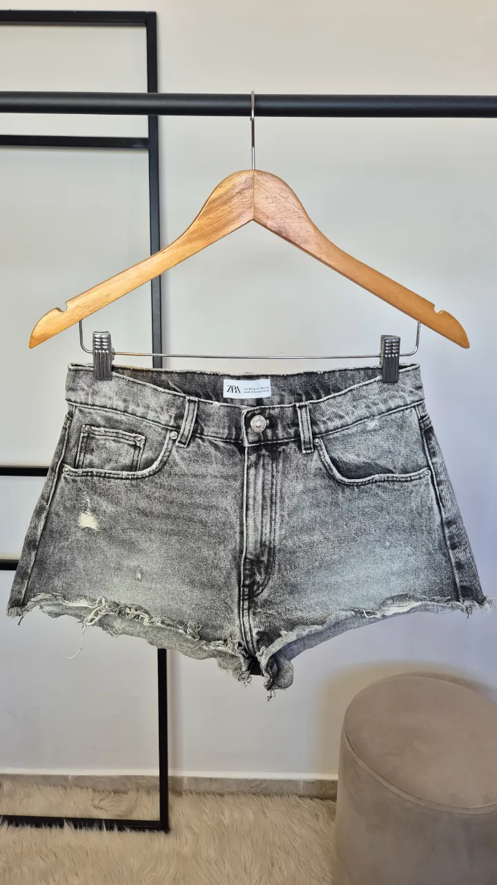 Short Zara.
Muy buen estado general.
Talle 38.
Rígido.
Detalle en la última foto.
Cintura 36 cm
Largo 27 cm