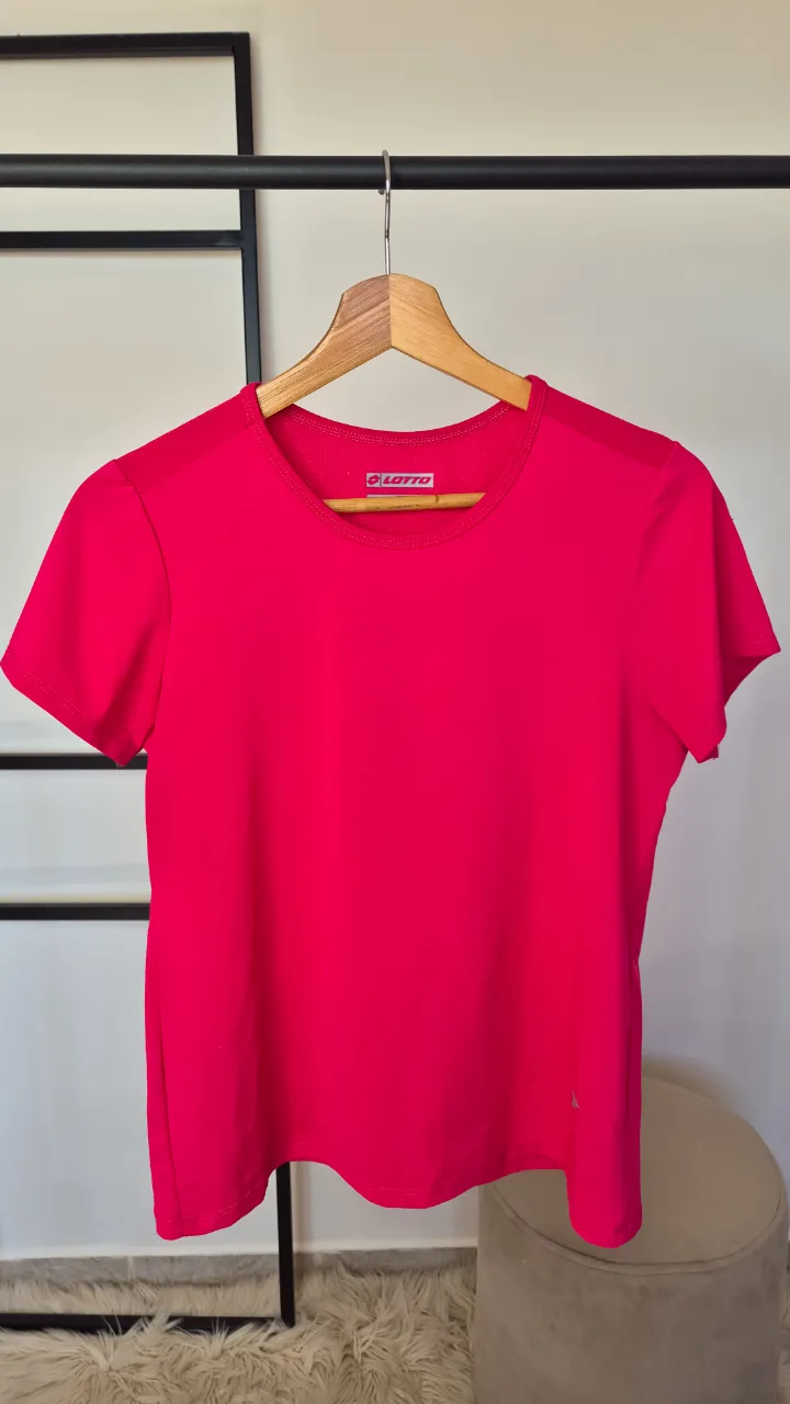 Remera Lotto.
Muy buen estado general.
Talle L.
Detalle en la última foto.
Axilas 44 cm
Largo 54 cm