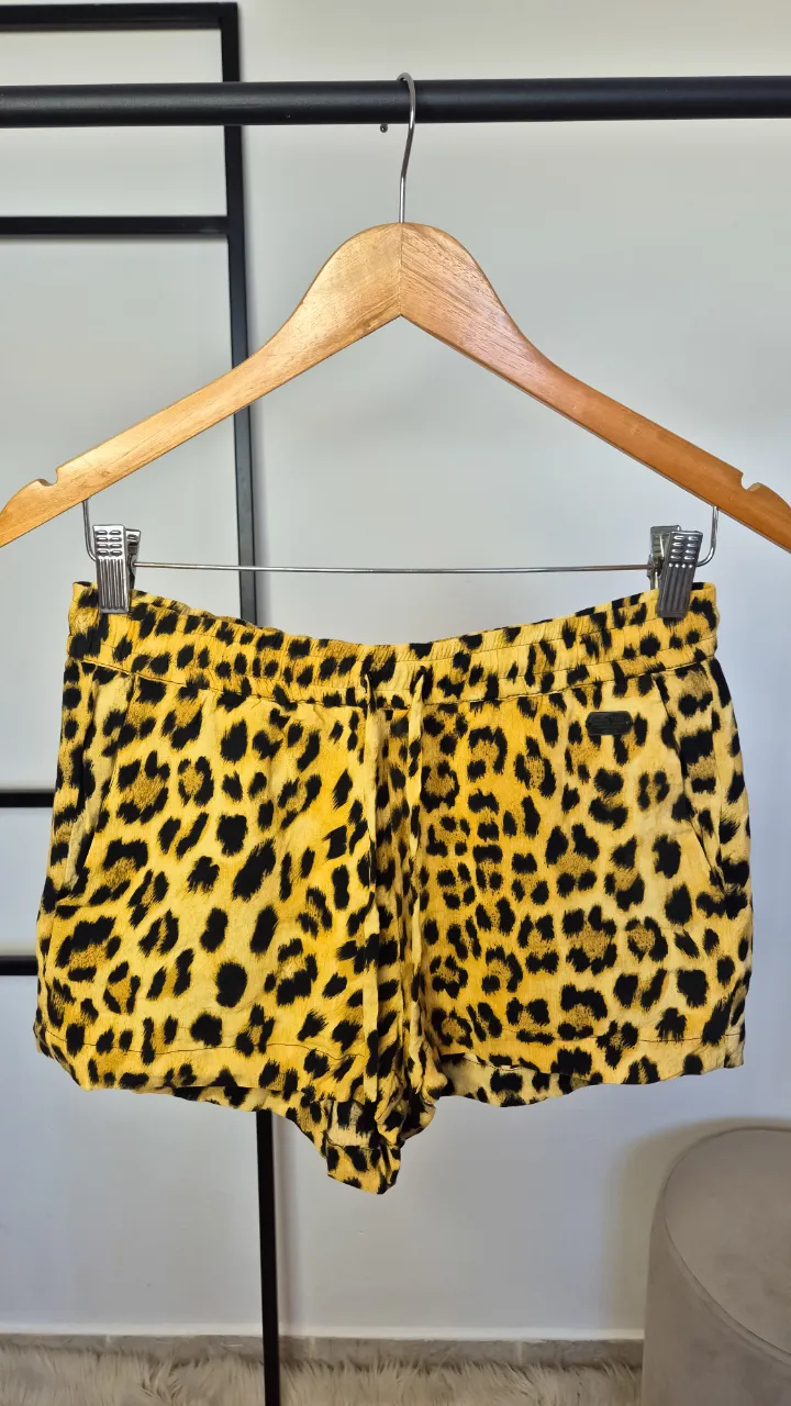 Short Maria Cher.
Excelente estado
Talle 2.
Cintura elastizada.
Cintura 34 cm
Largo 28 cm