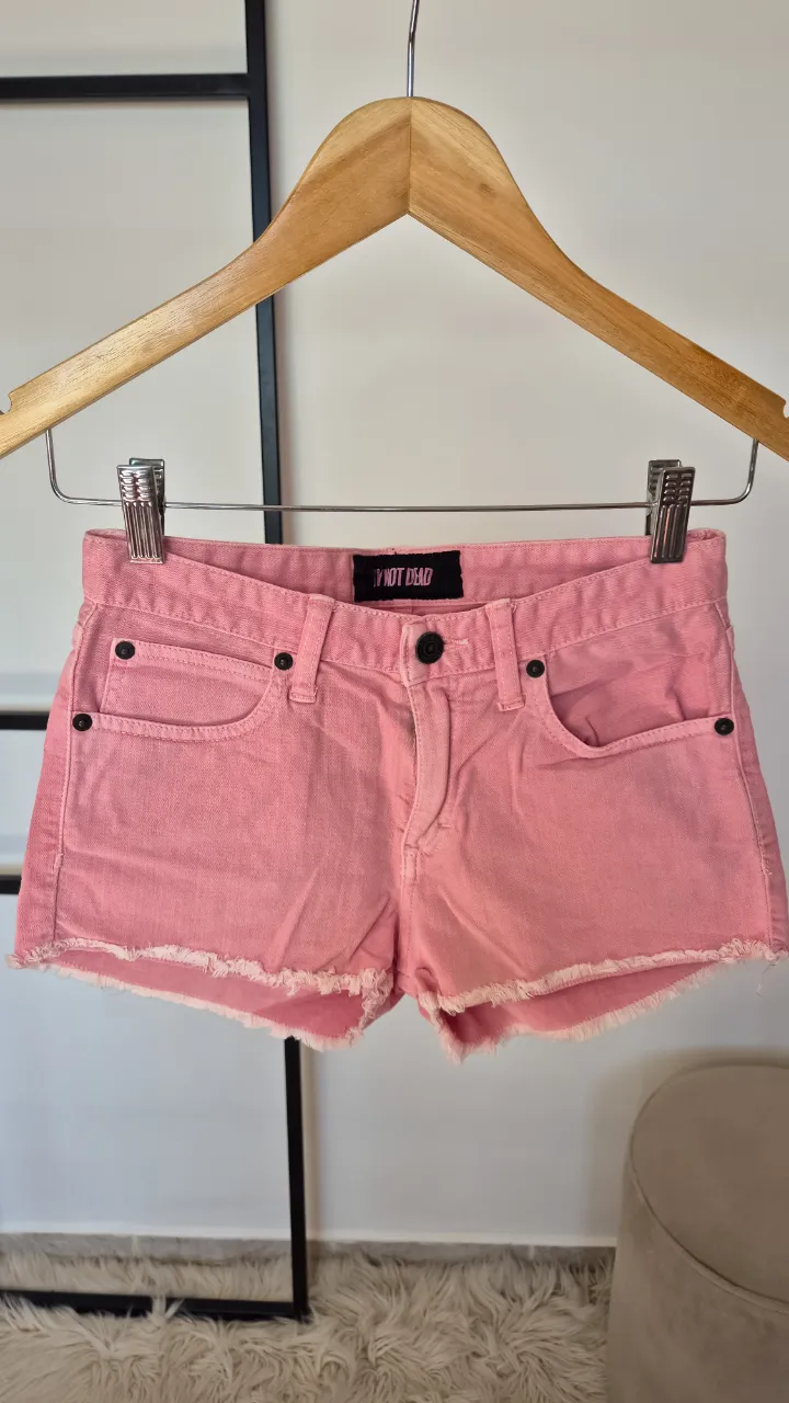 Short Ay Not Dead.
Buen estado general.
Talle 26. Elastizado.
Cintura 32 cm
Largo 24 cm