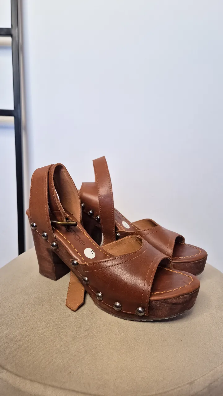 Sandalias Savage de cuero.
Muy buen estado.
Número 37 (24 cm).
Taco 8,5 cm.