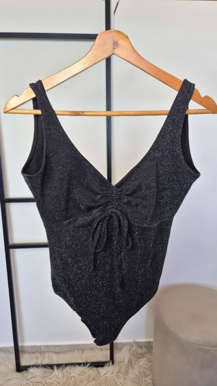 Body Bershka brilloso.
Excelente estado.
Talle M.
Con ganchitos abajo.
Axilas 39 cm