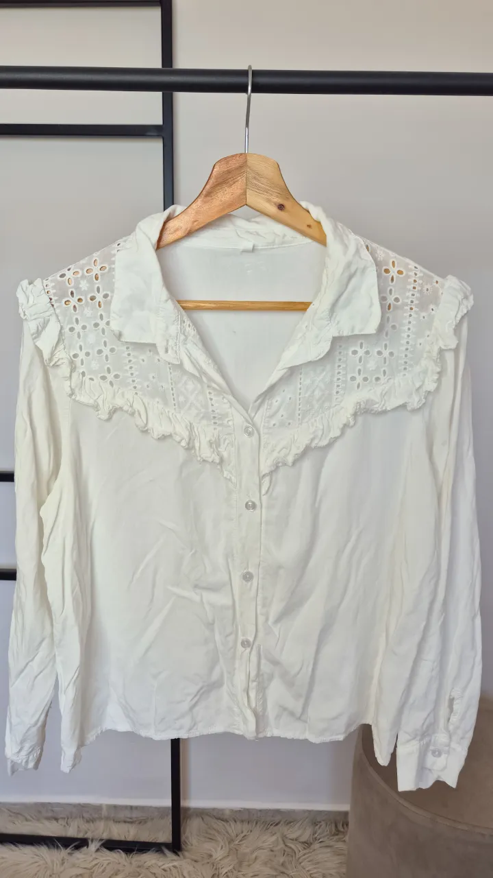 Camisa blanca.
Muy buen estado general.
Talle M.
Axilas 50 cm
Largo 50 cm