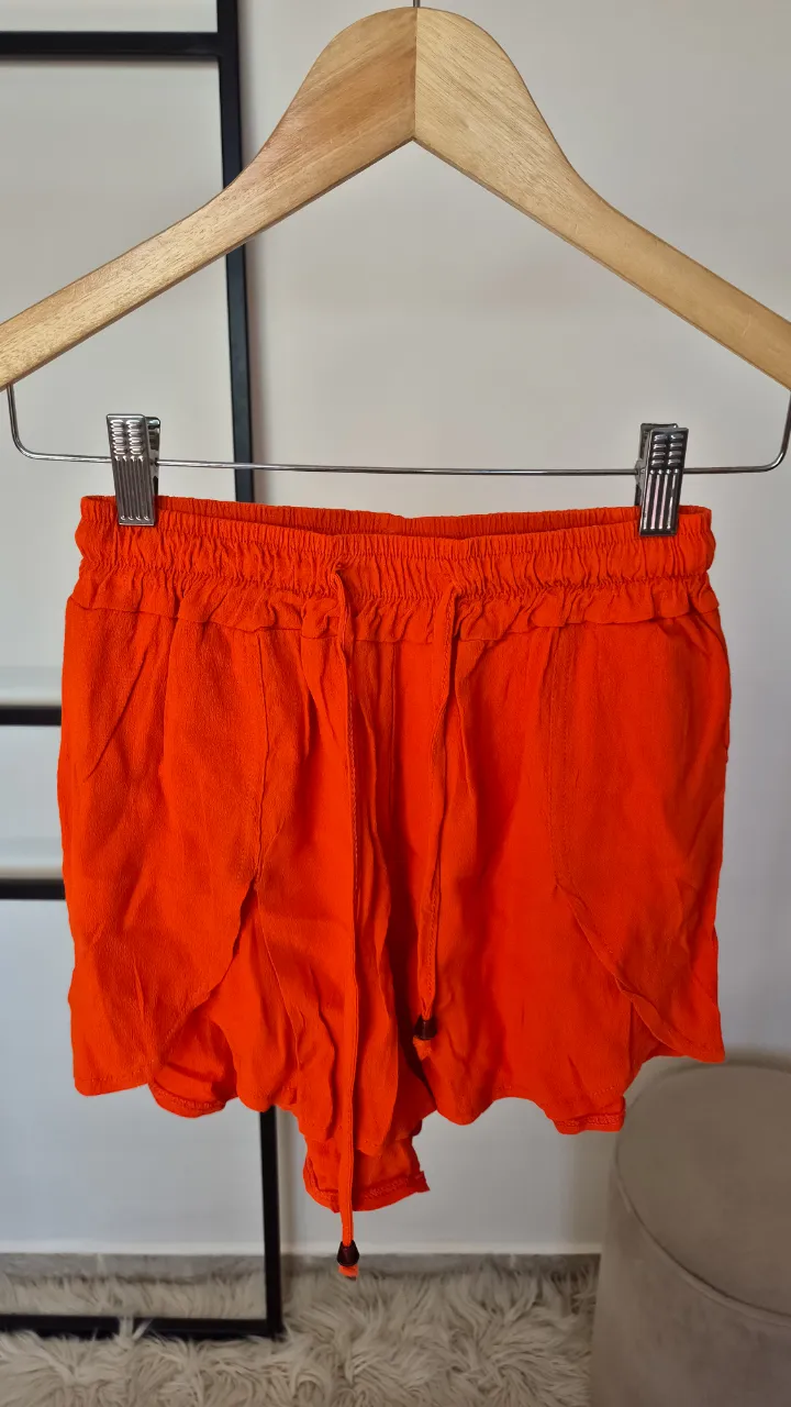 Short naranja.
Muy buen estado.
Talle 2.
Cintura elastizada.
Cintura 27 cm
Largo 30 cm