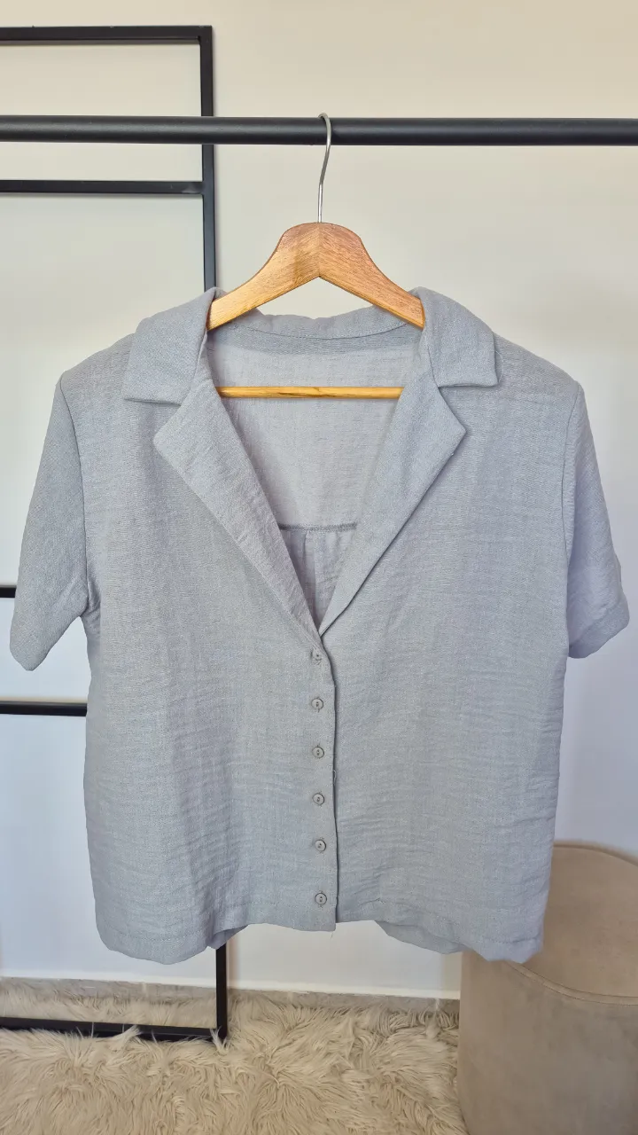 Camisa manga corta.
Nueva.

Talle 1:
Axilas 48 cm
Largo 51 cm