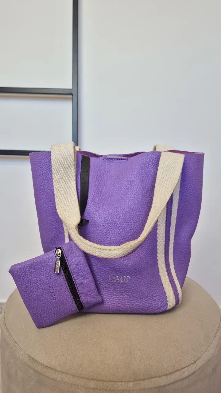 Cartera Lazaro. Modelo "Calvo" actual.
Muy buen estado.
Cuero vacuno.
Con su monedero removible.
24 cm x 30 cm.