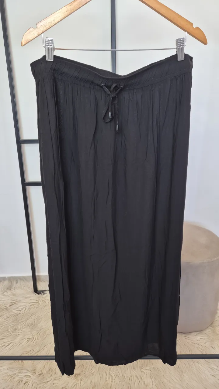 Falda larga Ver.
Muy buen estado.
Talle L.
Cintura 47 cm
Largo 98 cm
