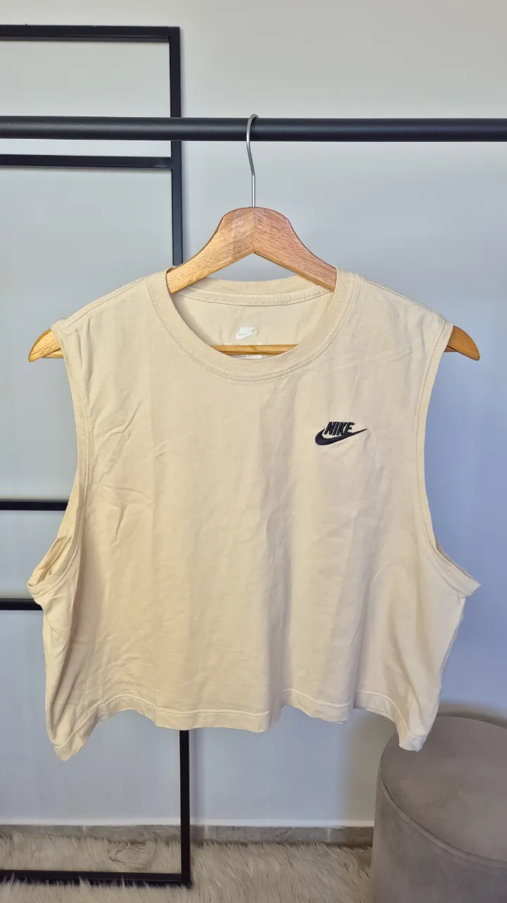 Musculosa Nike 100% algodón.
Muy buen estado.
Talle M.
Detalle pequeño en la última foto.
Axilas 52 cm
Largo 44 cm