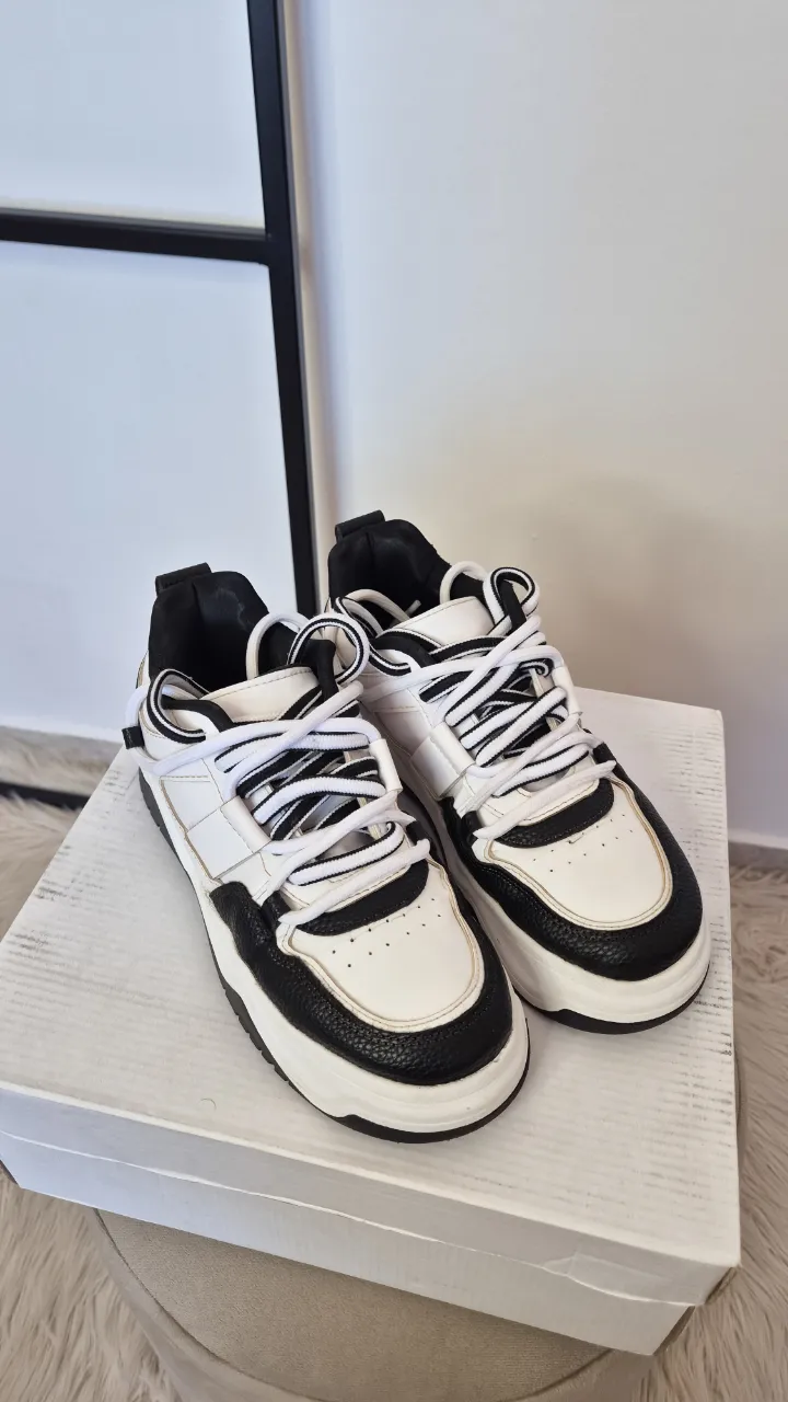 Zapatillas de cuero sintético.
Muy buen estado general.
Número 36 (no se puede sacar la plantilla para medirla)