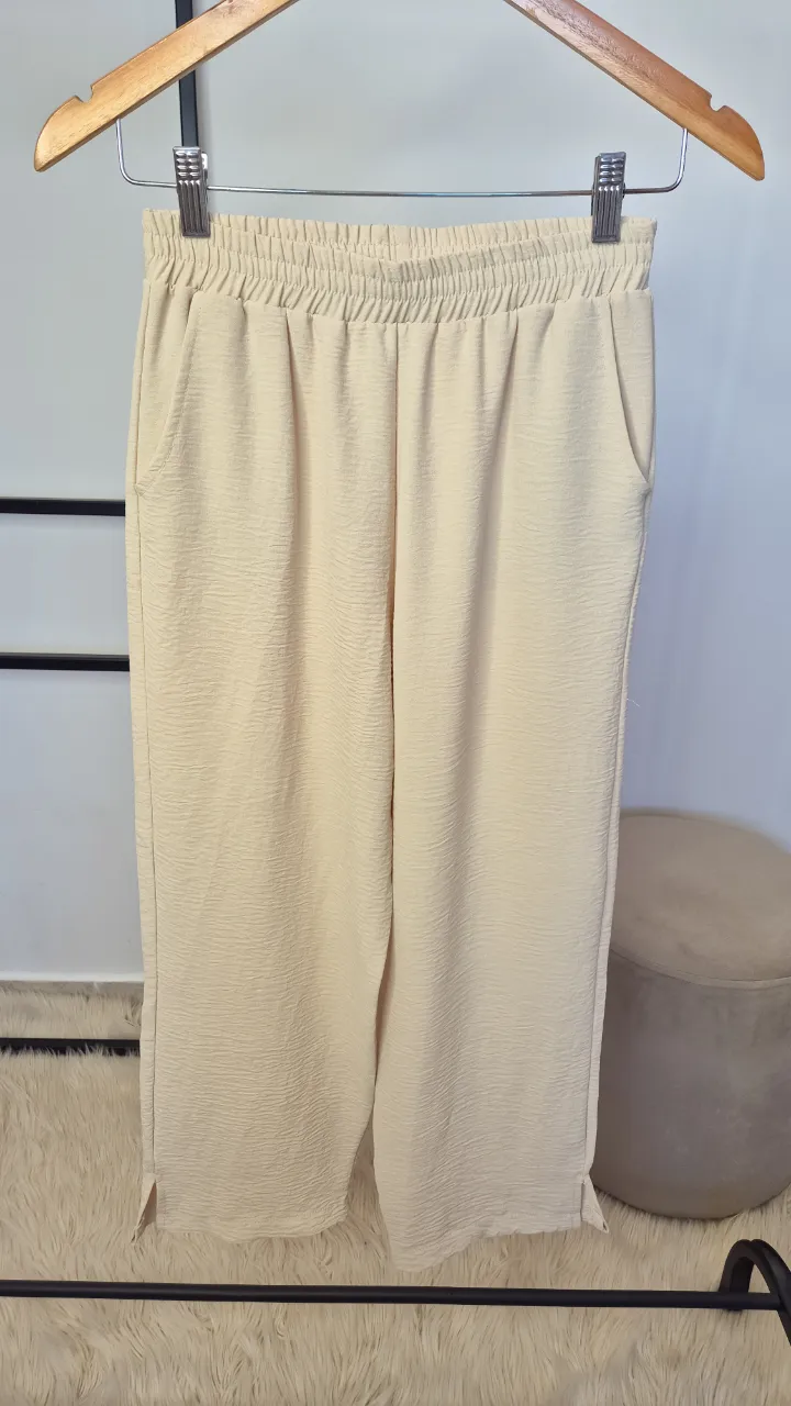 Pantalón suelto.
Excelente estado.
Talle S.
Cintura elastizada.
Cintura 31 cm
Largo 89 cm