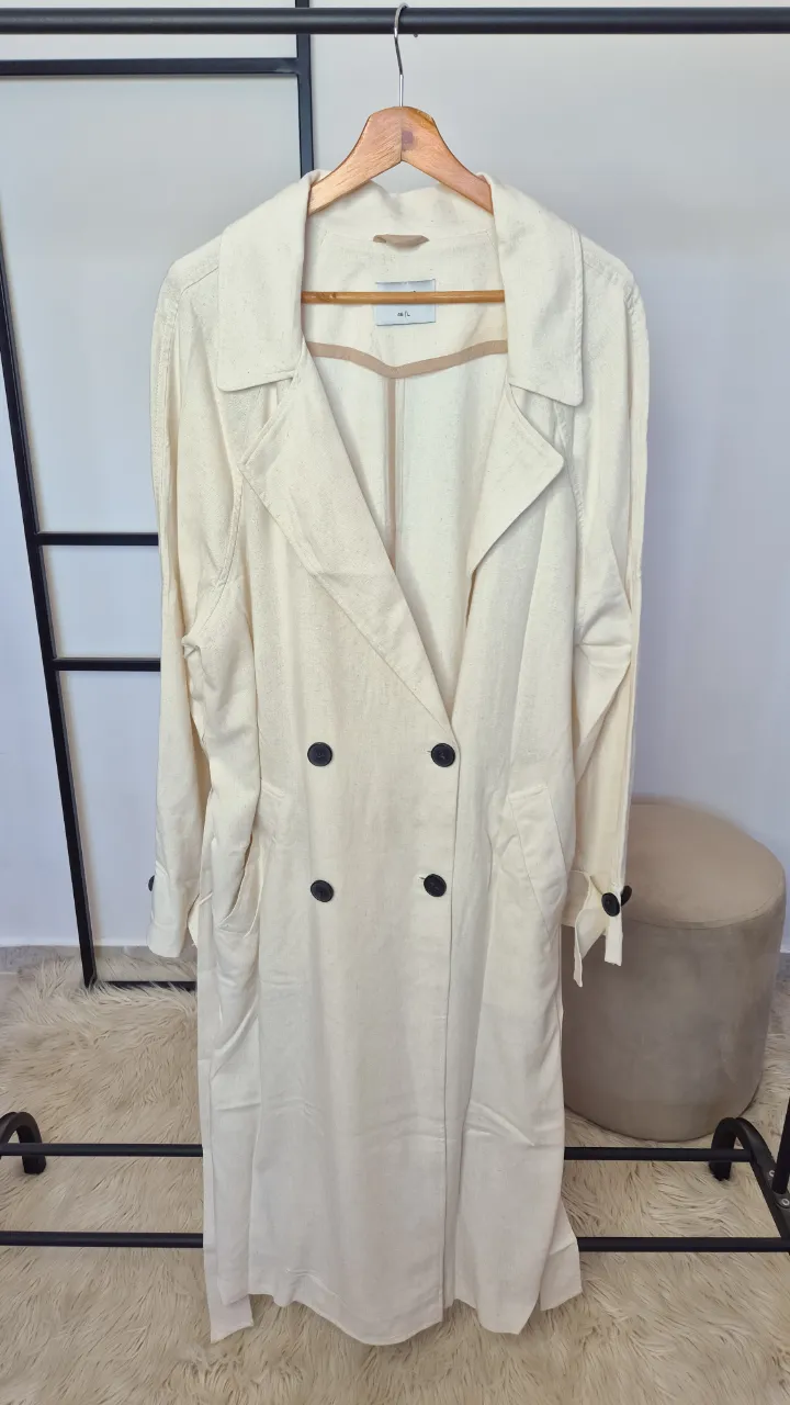 Trench de lino Ver.
Muy buen estado.
Talle L.
Con cinto y botón de repuesto.
Axilas 58 cm
Largo 111 cm