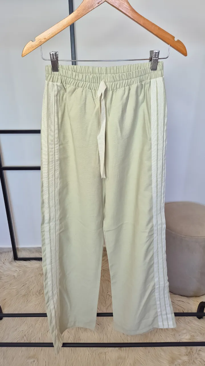 Pantalón ancho.
Nuevo.
Talle S.
Cintura elastizada.
Cintura 32 cm
Largo 102 cm