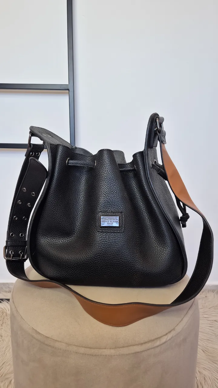 Cartera Tropea.
Muy buen estado.
Cuero sintético.
Tira regulable.
28 cm x 28 cm.