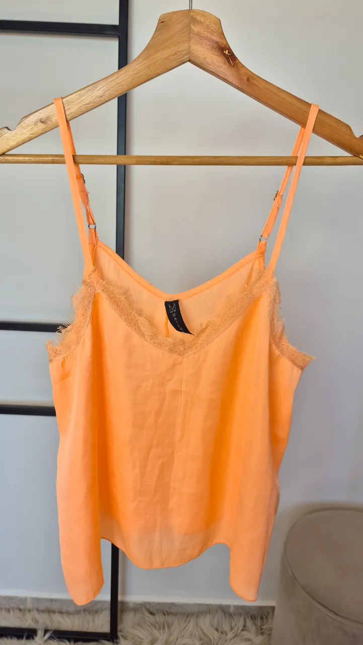 Top Materia.
Muy buen estado.
Talle M.
Breteles regulables.
Axilas 30 cm
Largo (sin contar breteles) 36 cm