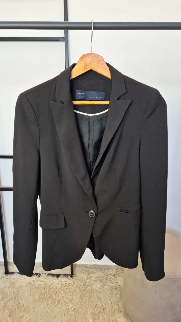 Blazer Zara.
Muy buen estado.
Talle 34 (S).
Forrado. Con hombreras.
Axilas 42 cm
Largo 56 cm