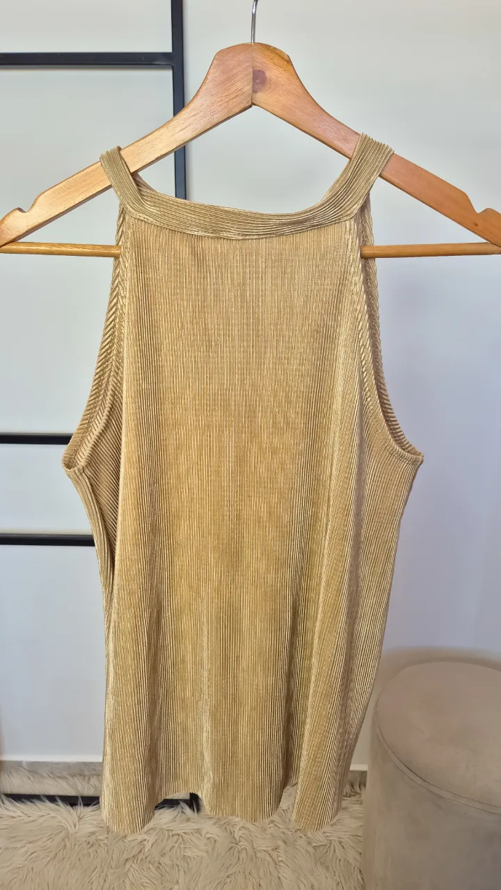 Blusa dorada.
Muy buen estado.
Talle único.
Forrada.
Axilas 42 cm
Largo 59 cm