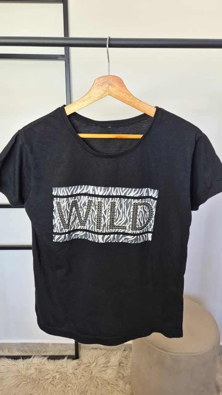 Remera de algodón.
Muy buen estado.
Talle único.
Axilas 45 cm
Largo 56 cm