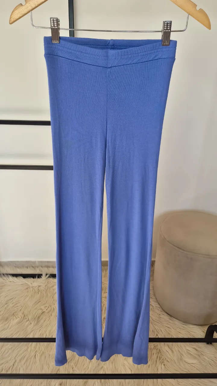 Calza oxford Inversa.
Muy buen estado.
Talle 36.
Tiro alto. Cintura elastizada.
Cintura 29 cm
Largo 107 cm